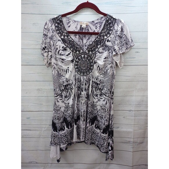World unity Tops - World Unity Womens Sz M Short Sleeves Boho Lace Shark bite Hem Studs
